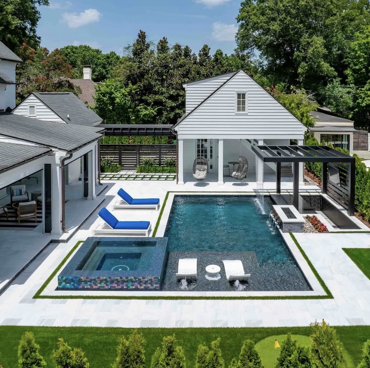 Resort-Style Pool & Hardscape